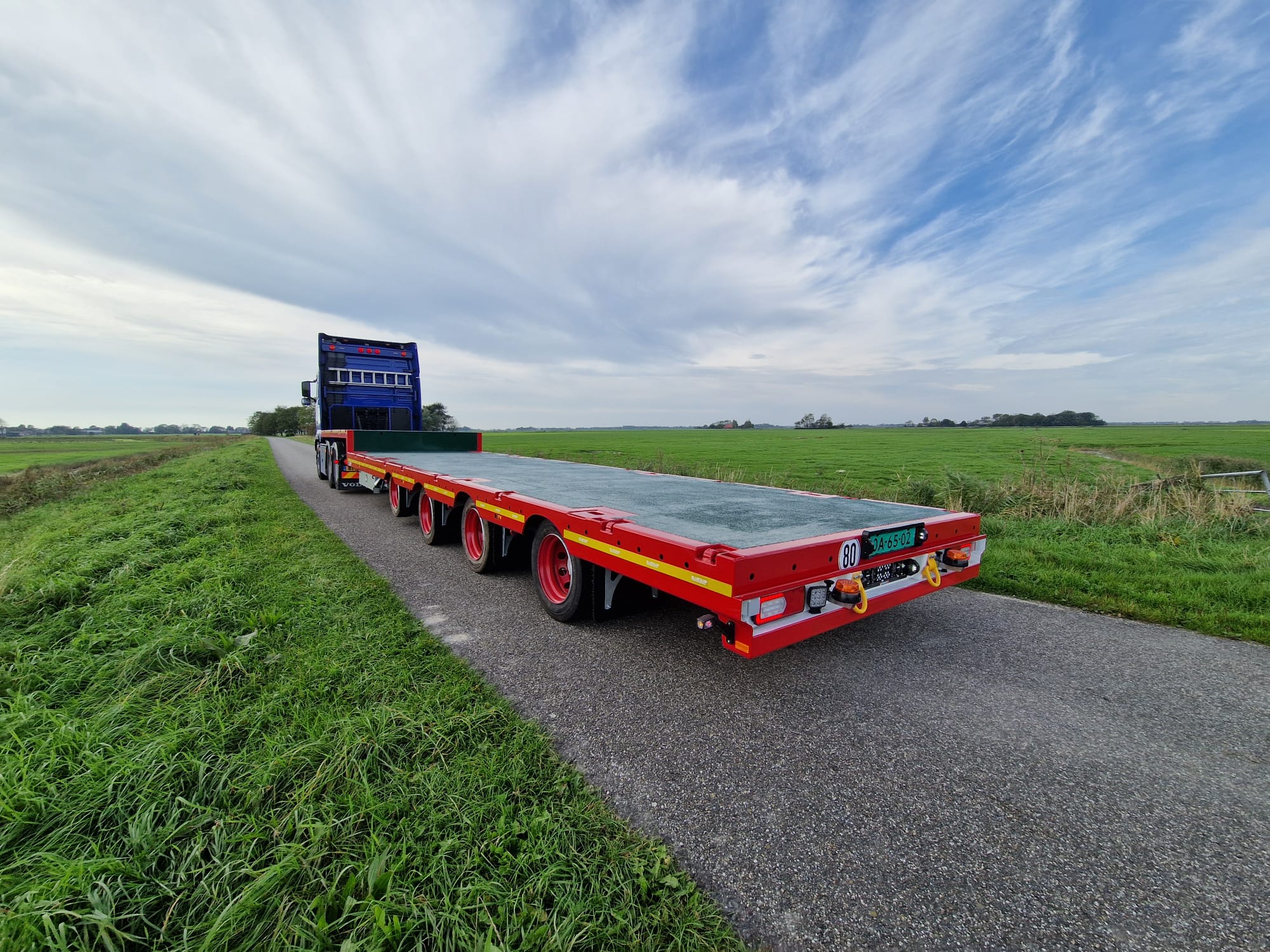 Zwei Semi-Tieflader mit 50 Tonnen Nutzlast